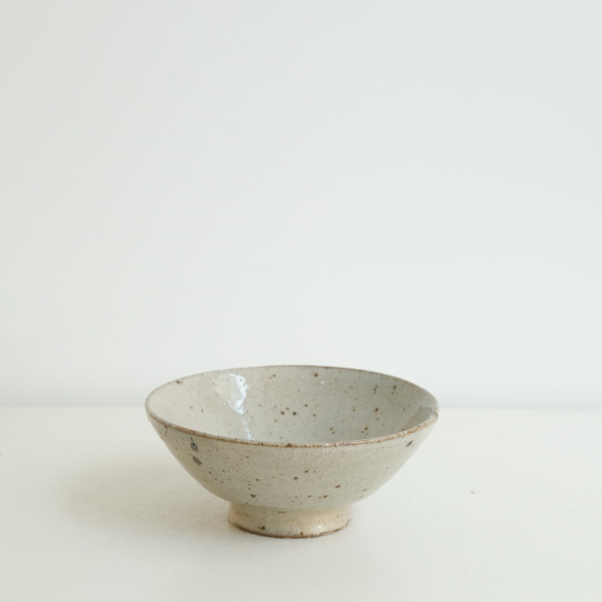 Bol en grès D 13,5cm - gris clair de Yoh Kashiwai chez Brutal Ceramics