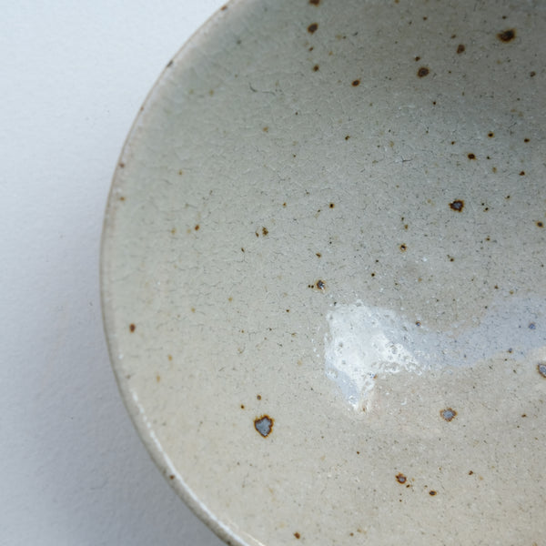 Bol en grès D 13,5cm - gris clair de Yoh Kashiwai chez Brutal Ceramics