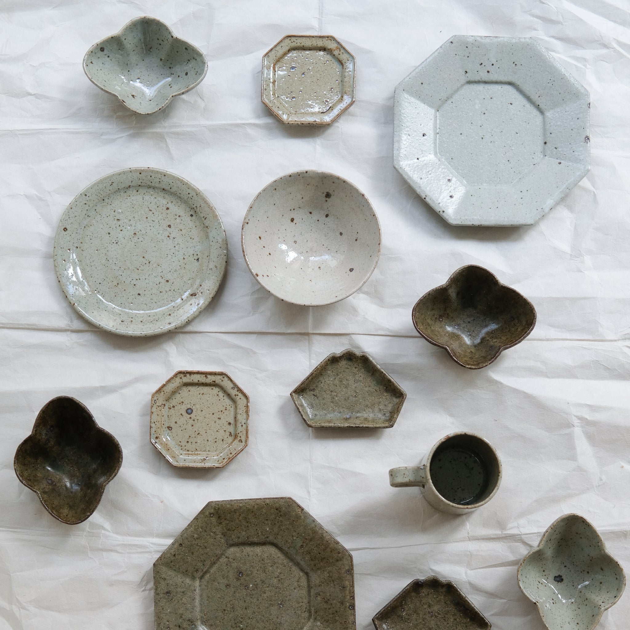Assiette en grès D 16,5cm - gris vert brillant de Yoh Kashiwai  chez Brutal Ceramics