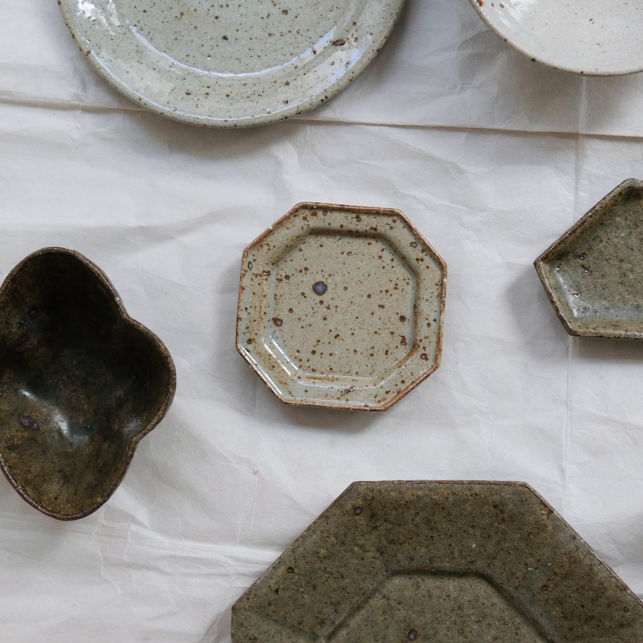 Assiette octogonale  D10cm - gris vert brillant de Yoh Kashiwai chez Brutal Ceramics