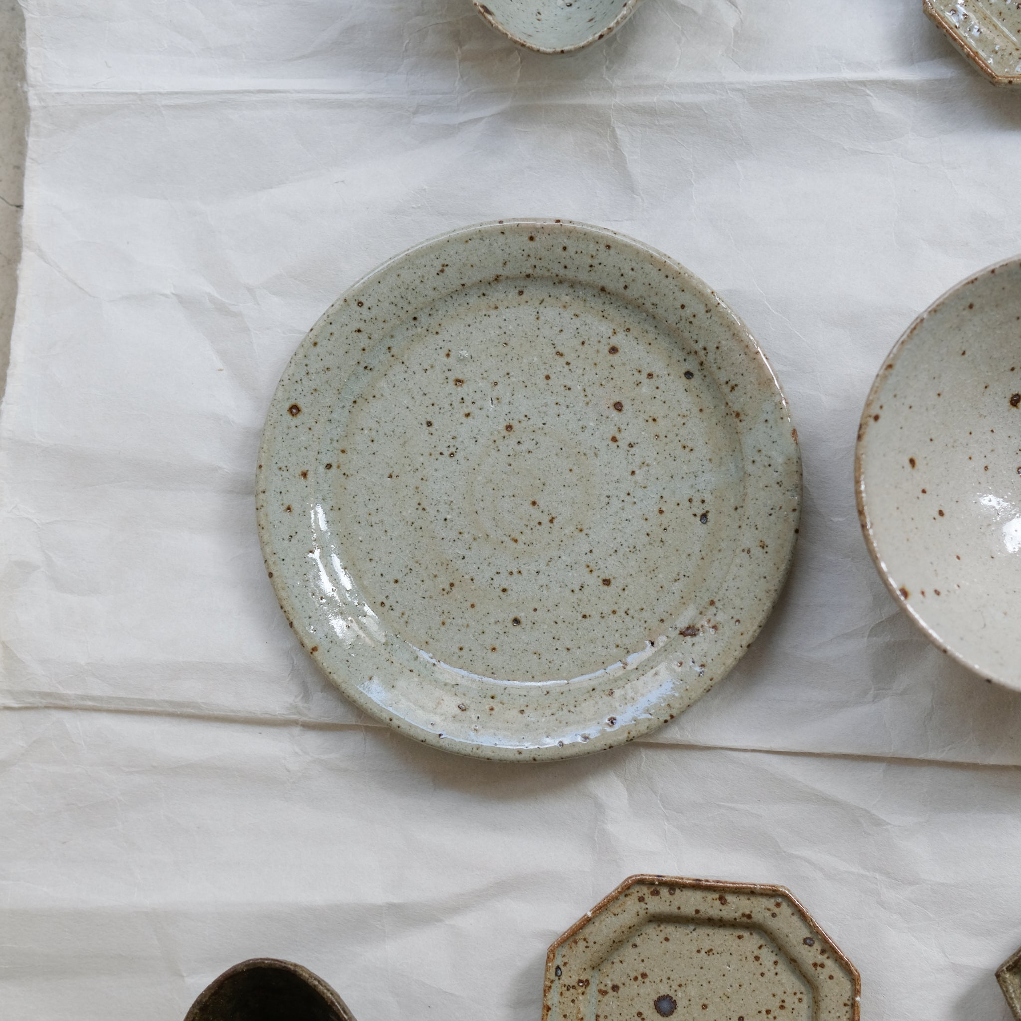 Assiette en grès D 16,5cm - gris vert brillant de Yoh Kashiwai  chez Brutal Ceramics