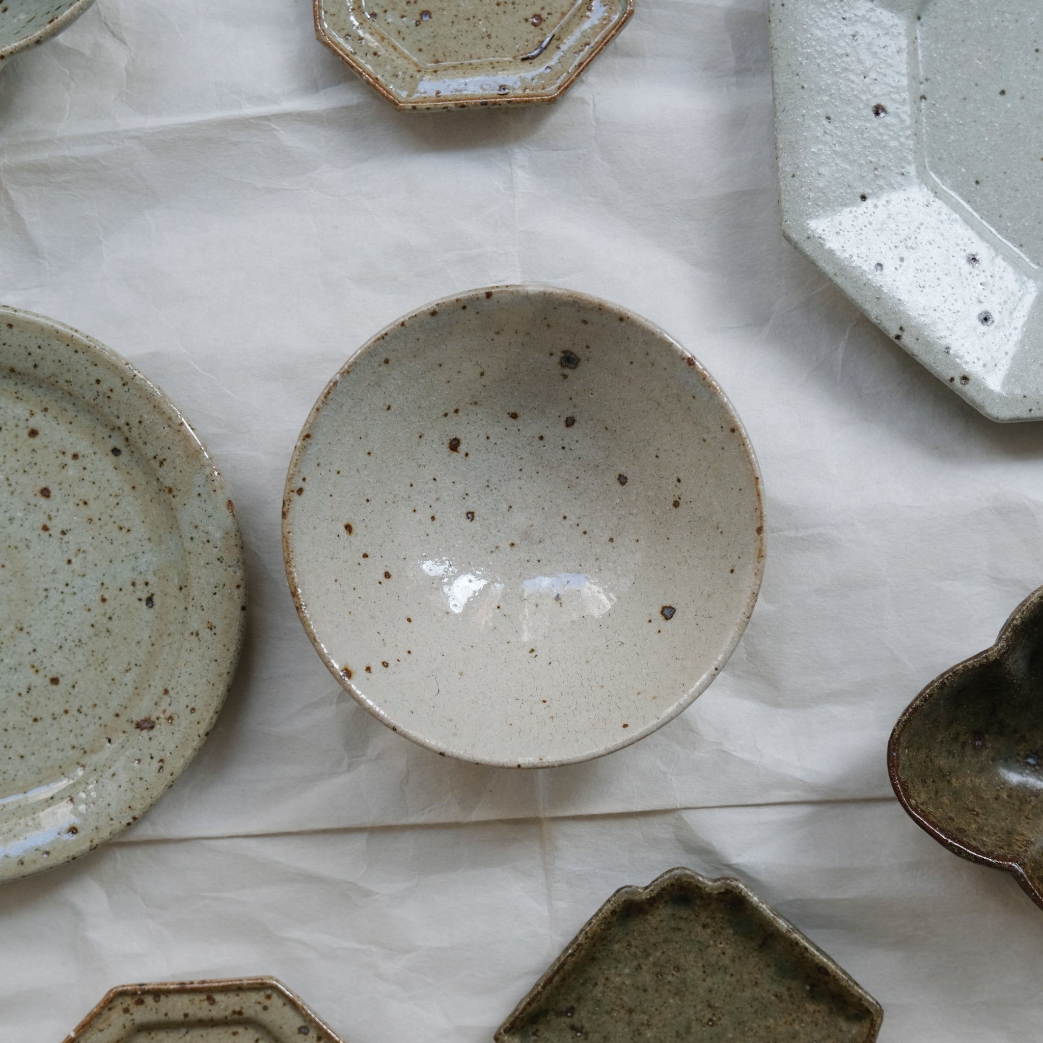 Bol en grès D 13,5cm - gris clair de Yoh Kashiwai chez Brutal Ceramics