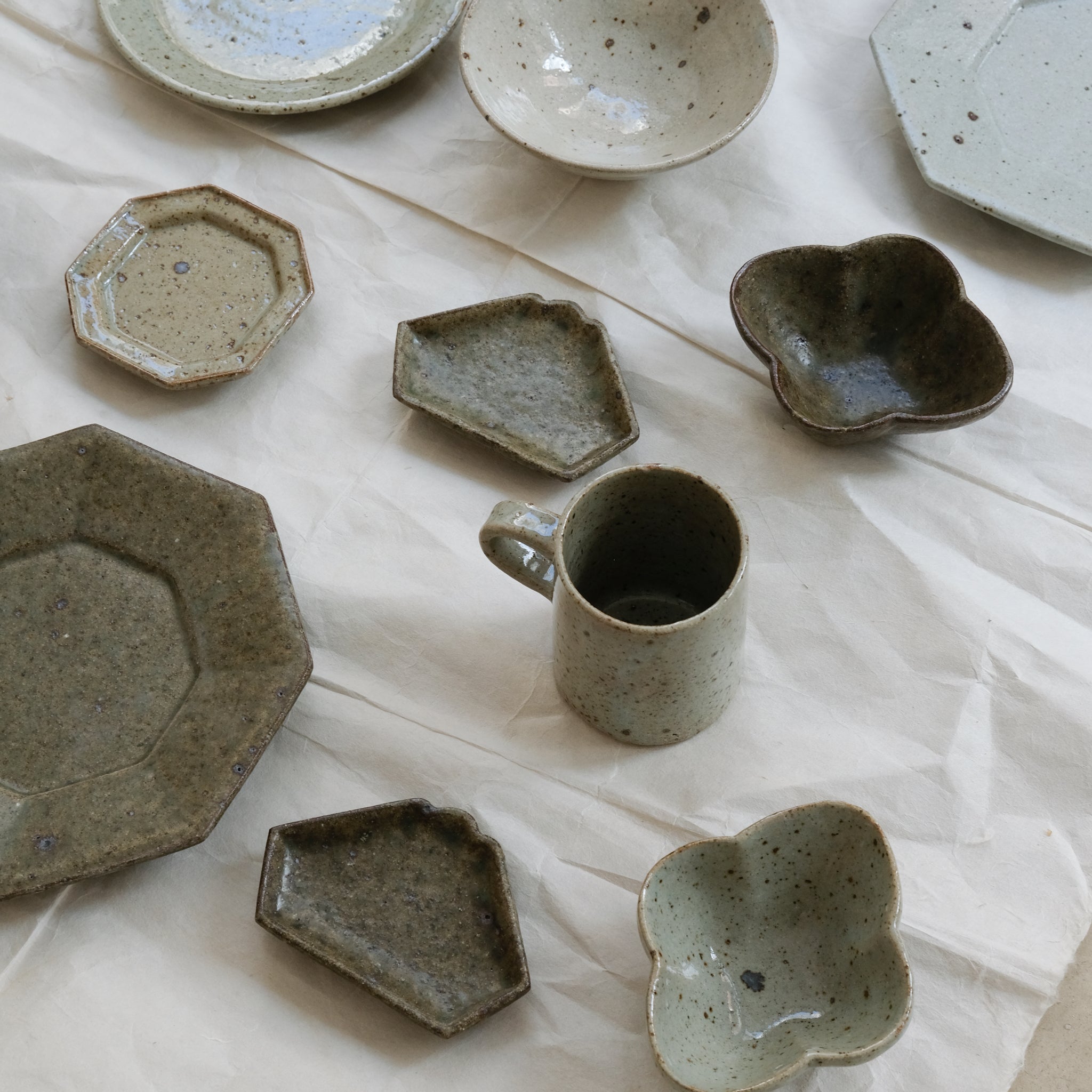 Tasse en grès 170ml - gris vert brillant de Yoh Kashiwai  chez Brutal Ceramics