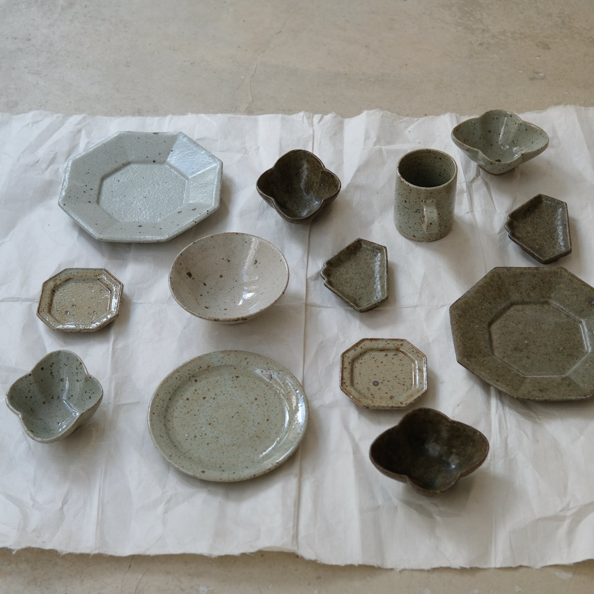 Tasse en grès 170ml - gris vert brillant de Yoh Kashiwai  chez Brutal Ceramics