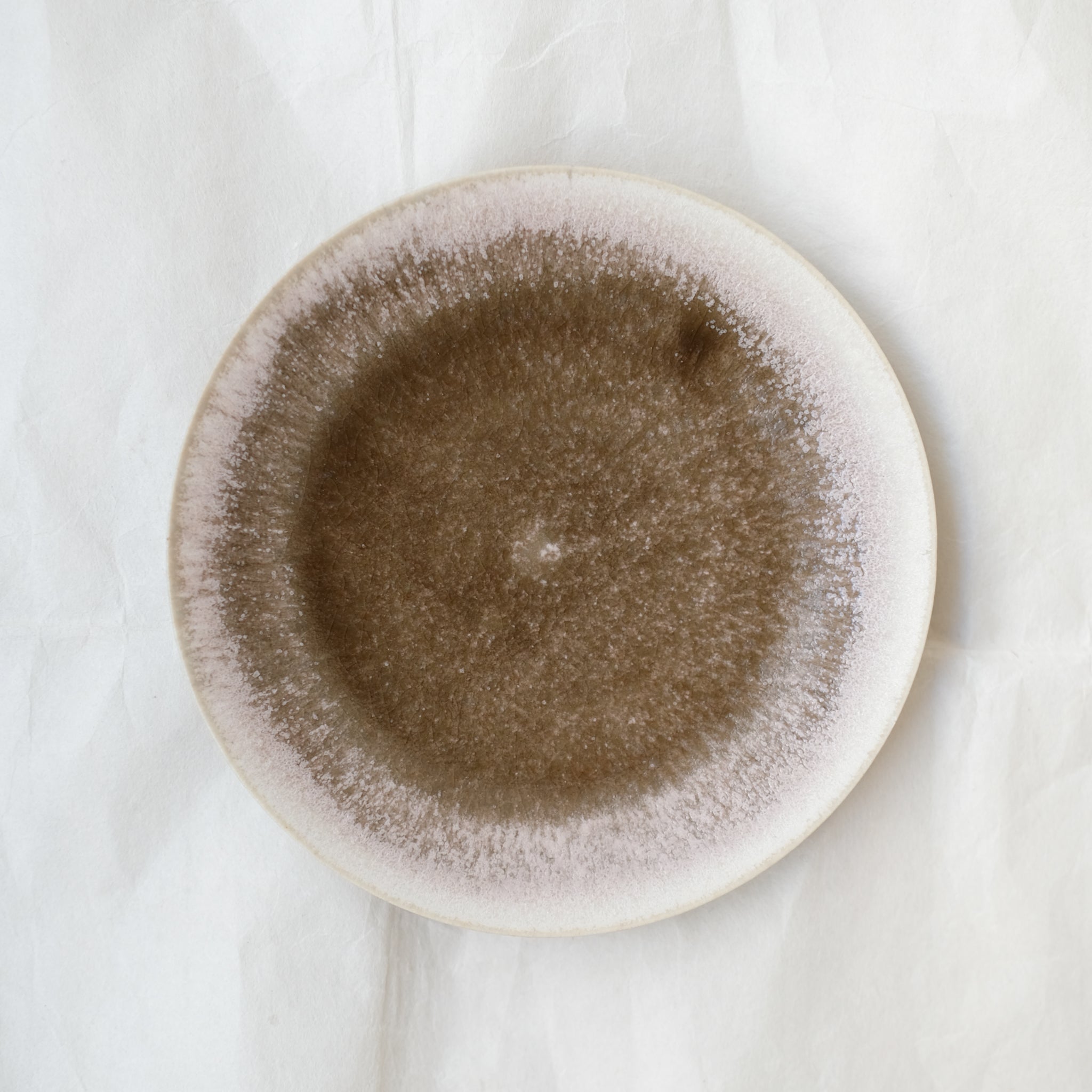 Assiette en grès D 15cm - sakura de Yuka Owada chez Brutal Ceramics