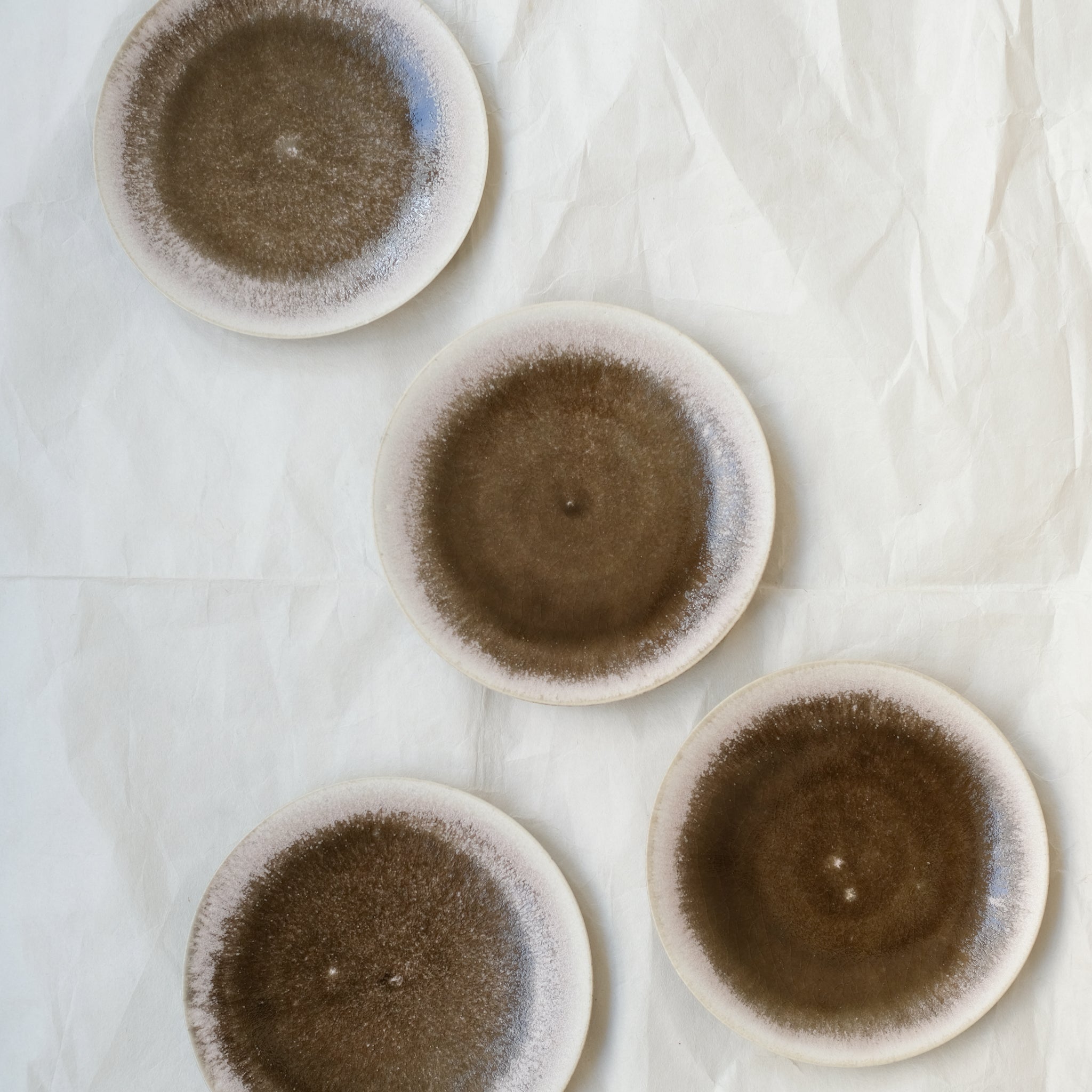 Assiette en grès D 15cm - sakura de Yuka Owada chez Brutal Ceramics