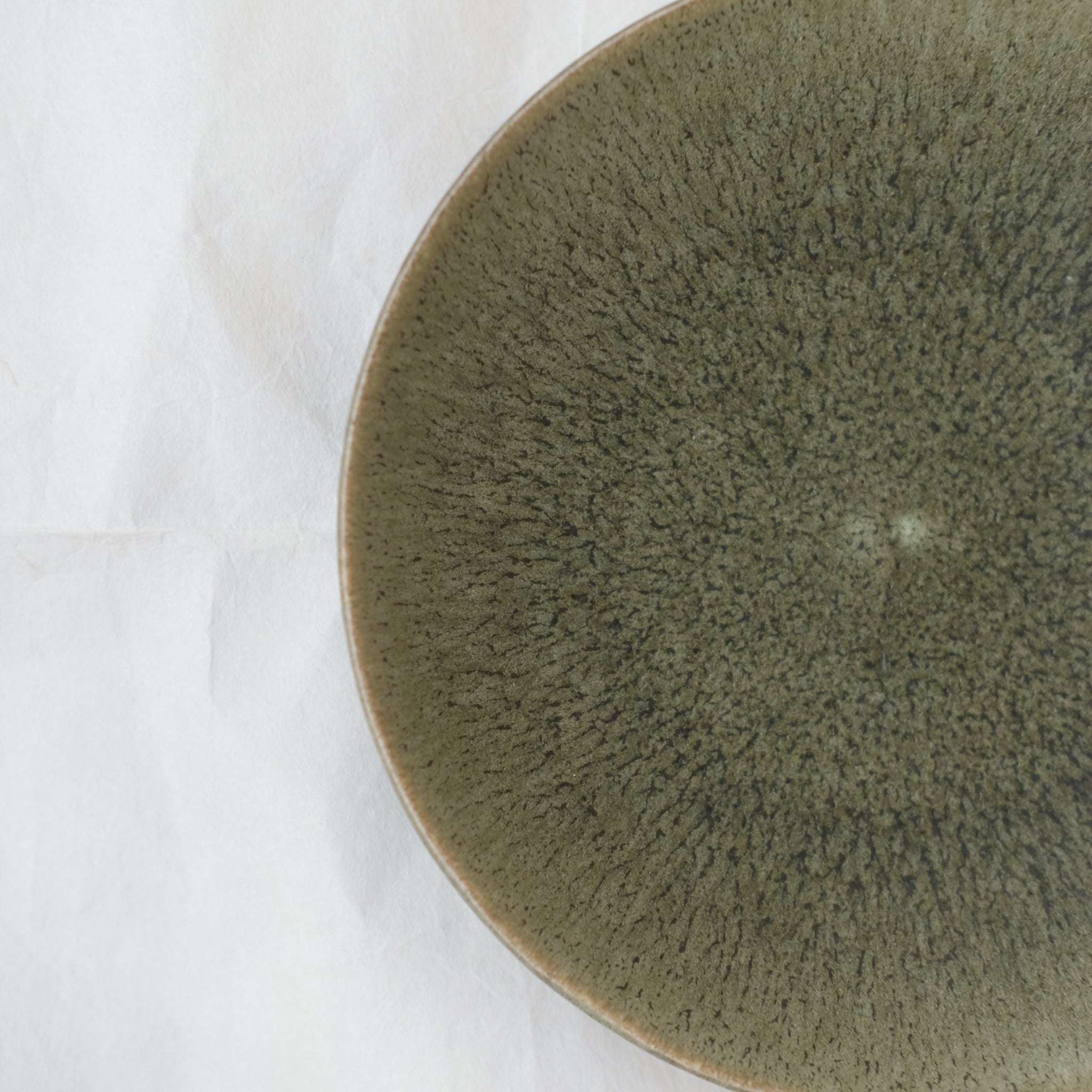 Assiette en grès D 15cm - vert fôret de Yuka Owada chez Brutal Ceramics