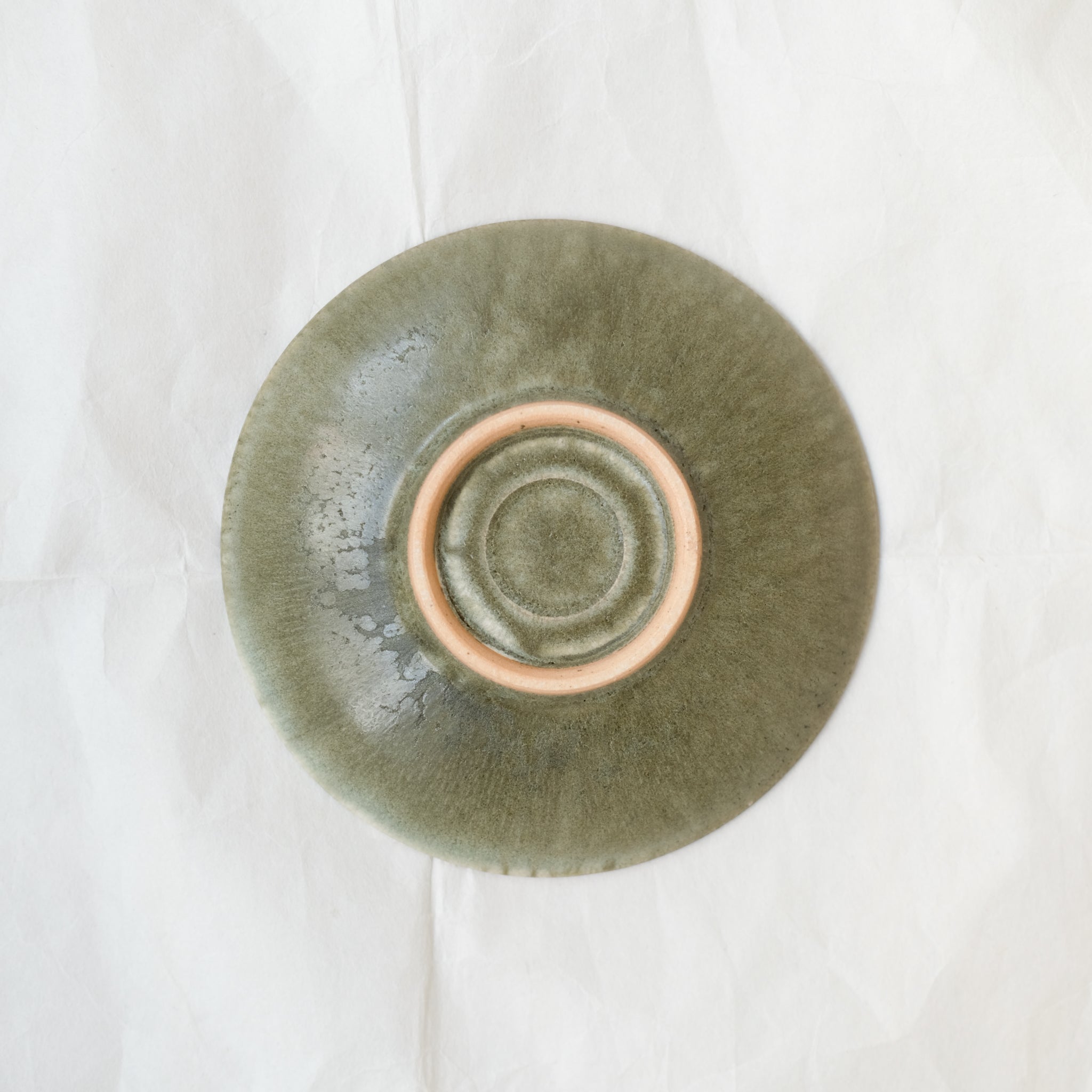 Assiette en grès D 15cm - vert fôret de Yuka Owada chez Brutal Ceramics