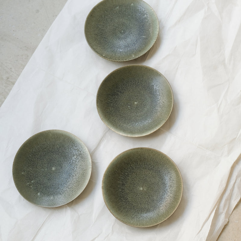 Assiette en grès D 15cm - vert fôret de Yuka Owada chez Brutal Ceramics
