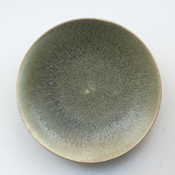 Assiette en grès D 15cm - vert fôret de Yuka Owada chez Brutal Ceramics