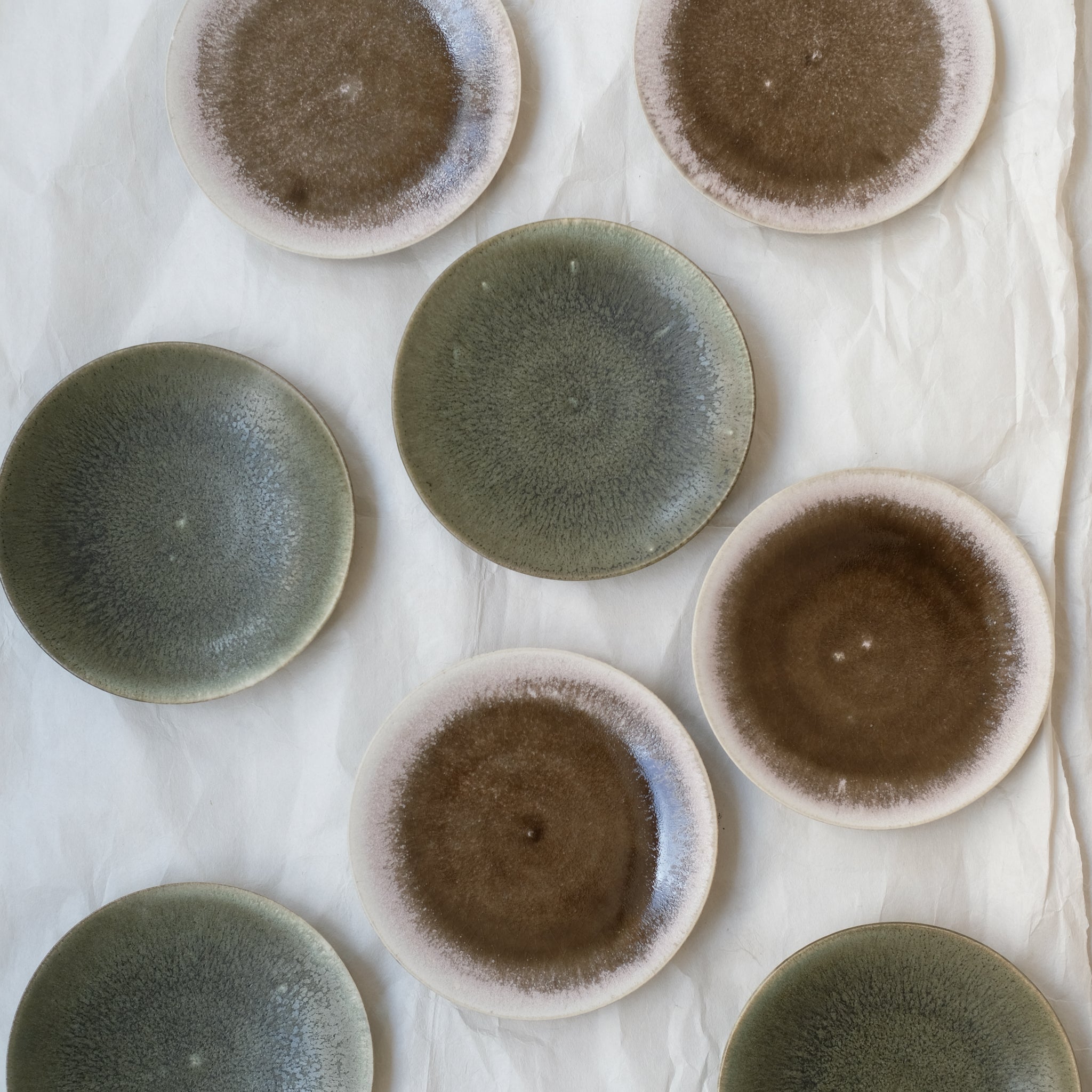 Assiette en grès D 15cm - vert fôret de Yuka Owada chez Brutal Ceramics