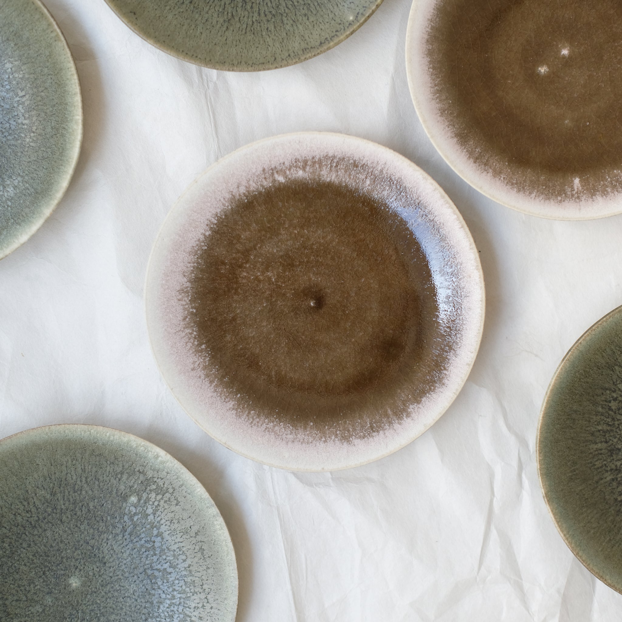 Assiette en grès D 15cm - sakura de Yuka Owada chez Brutal Ceramics