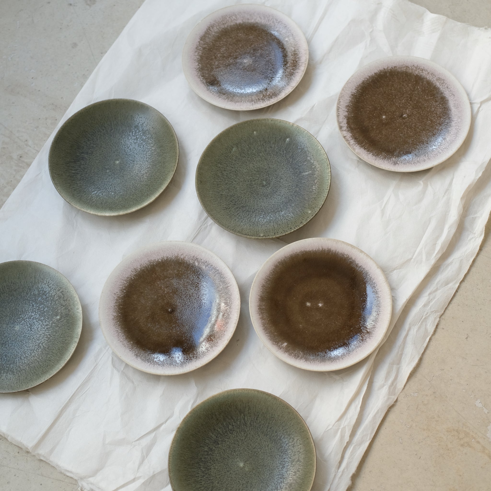 Assiette en grès D 15cm - sakura de Yuka Owada chez Brutal Ceramics
