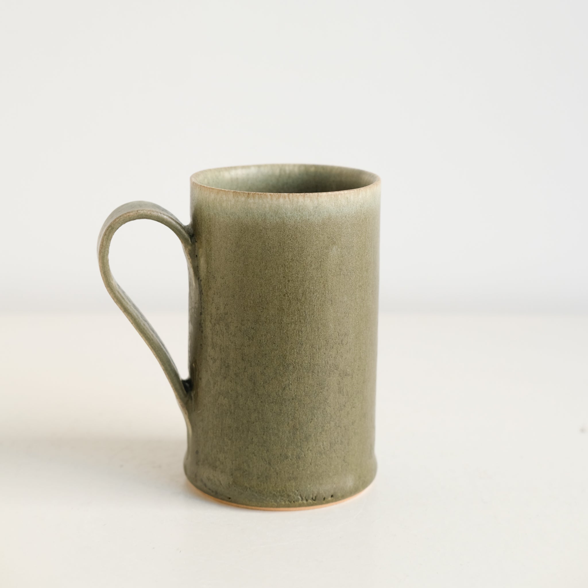 Mug en grès 150 ml - vert forêt de Yuka Owada chez Brutal Ceramics