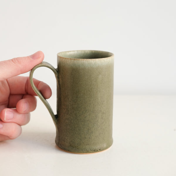 Mug en grès 150 ml - vert forêt de Yuka Owada chez Brutal Ceramics