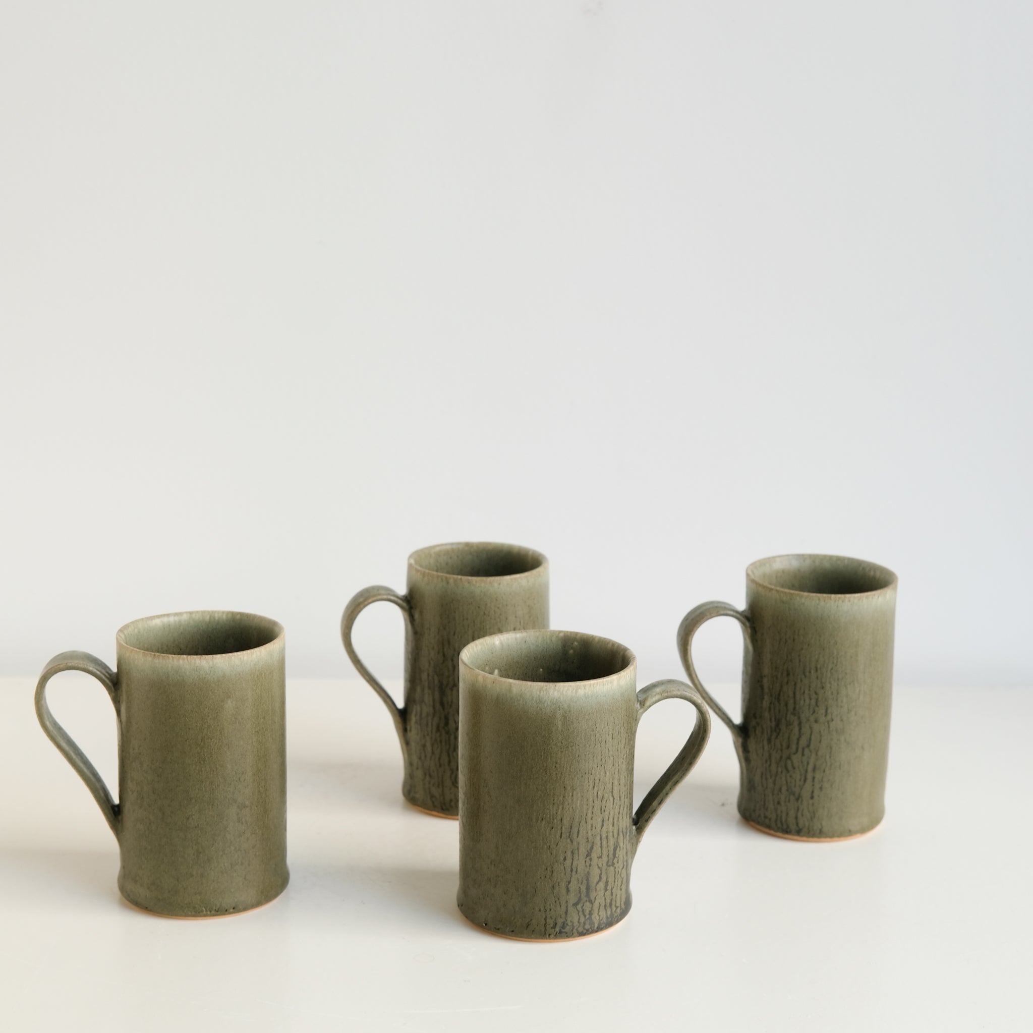 Mug en grès 150 ml - vert forêt de Yuka Owada chez Brutal Ceramics