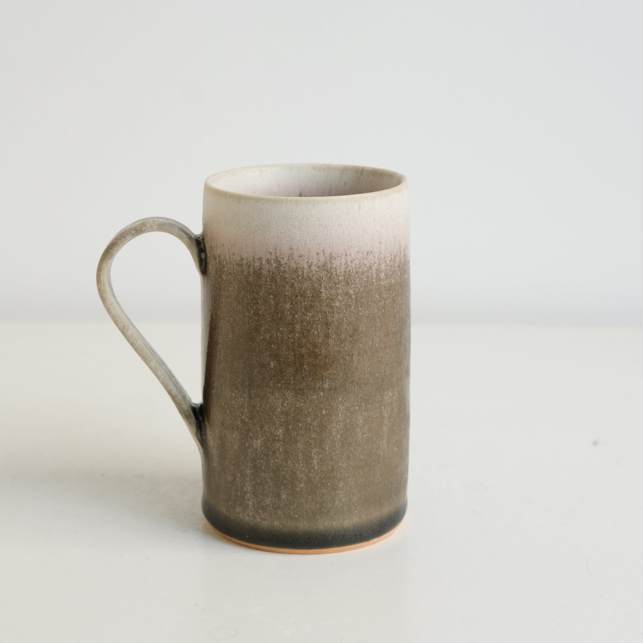 Mug en grès 150 ml - sakura de Yuka Owada chez Brutal Ceramics