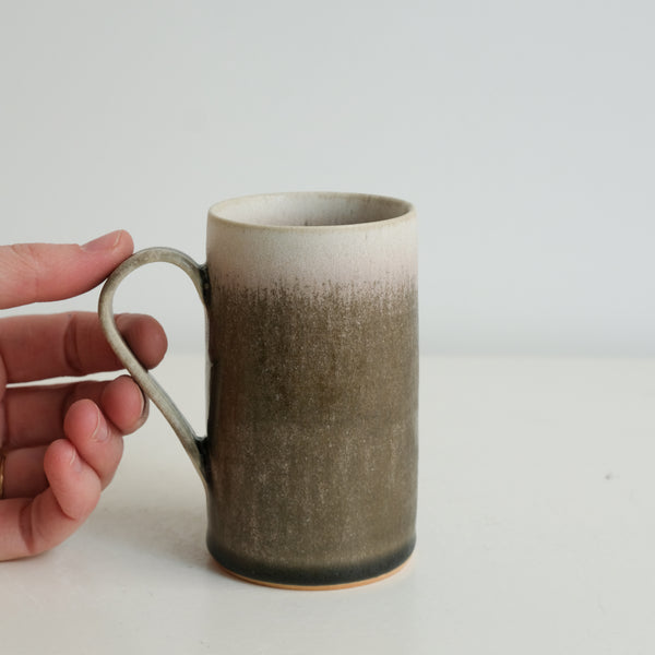 Mug en grès 150 ml - sakura de Yuka Owada chez Brutal Ceramics