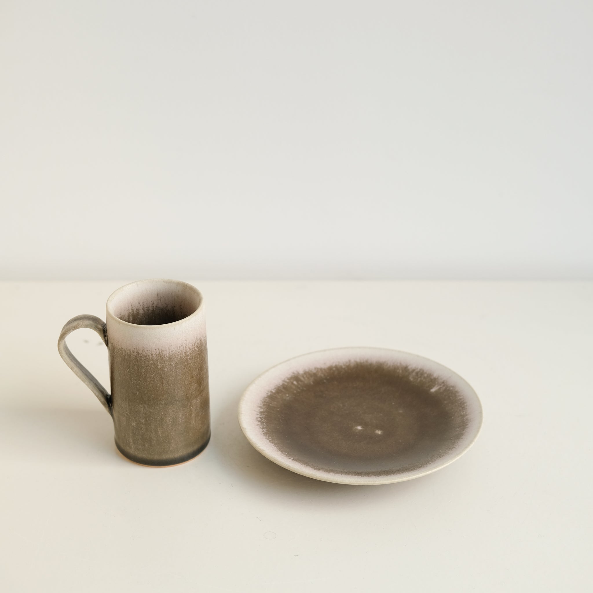 Assiette en grès D 15cm - sakura de Yuka Owada chez Brutal Ceramics