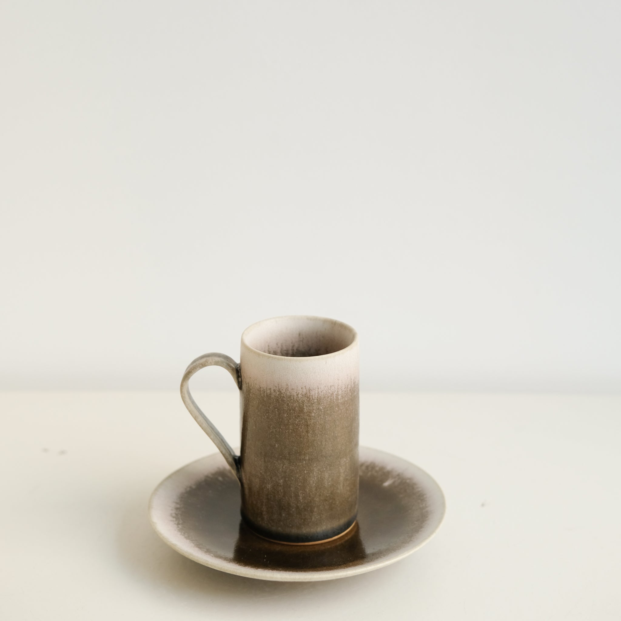 Assiette en grès D 15cm - sakura de Yuka Owada chez Brutal Ceramics