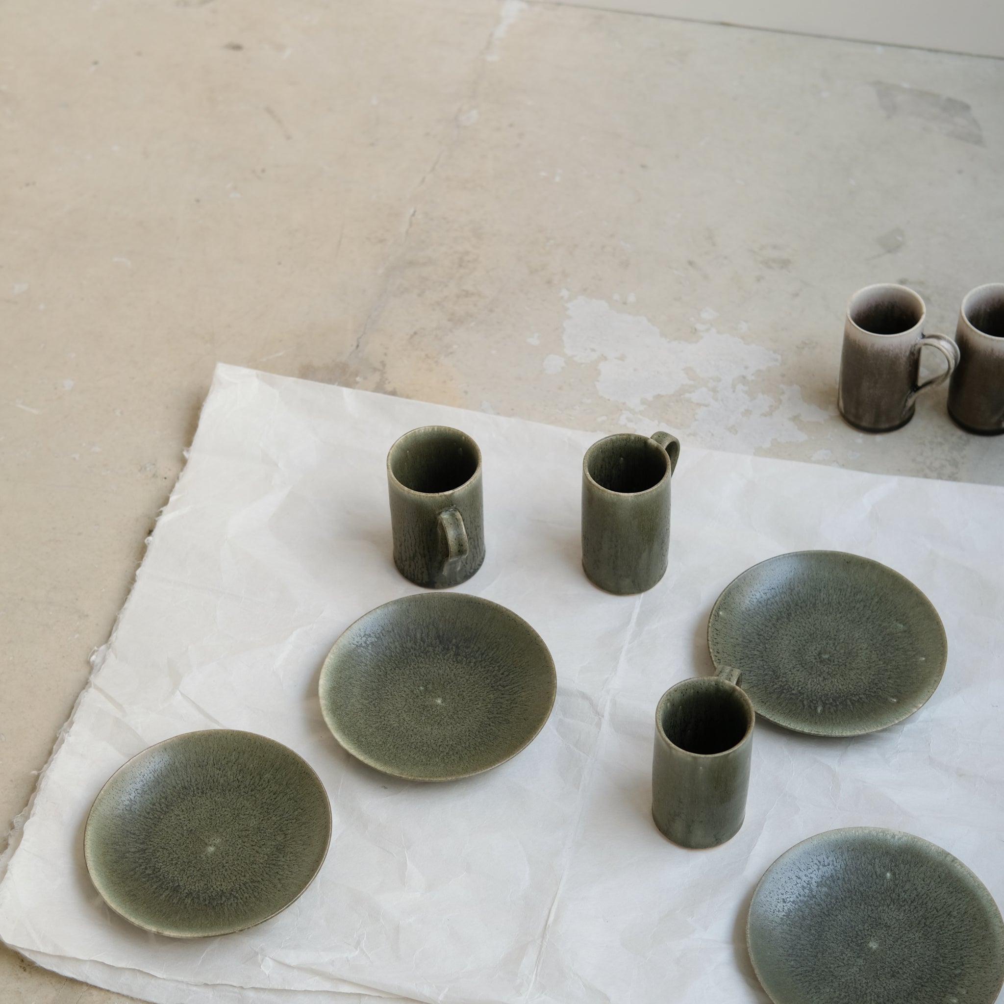 Assiette en grès D 15cm - vert fôret de Yuka Owada chez Brutal Ceramics