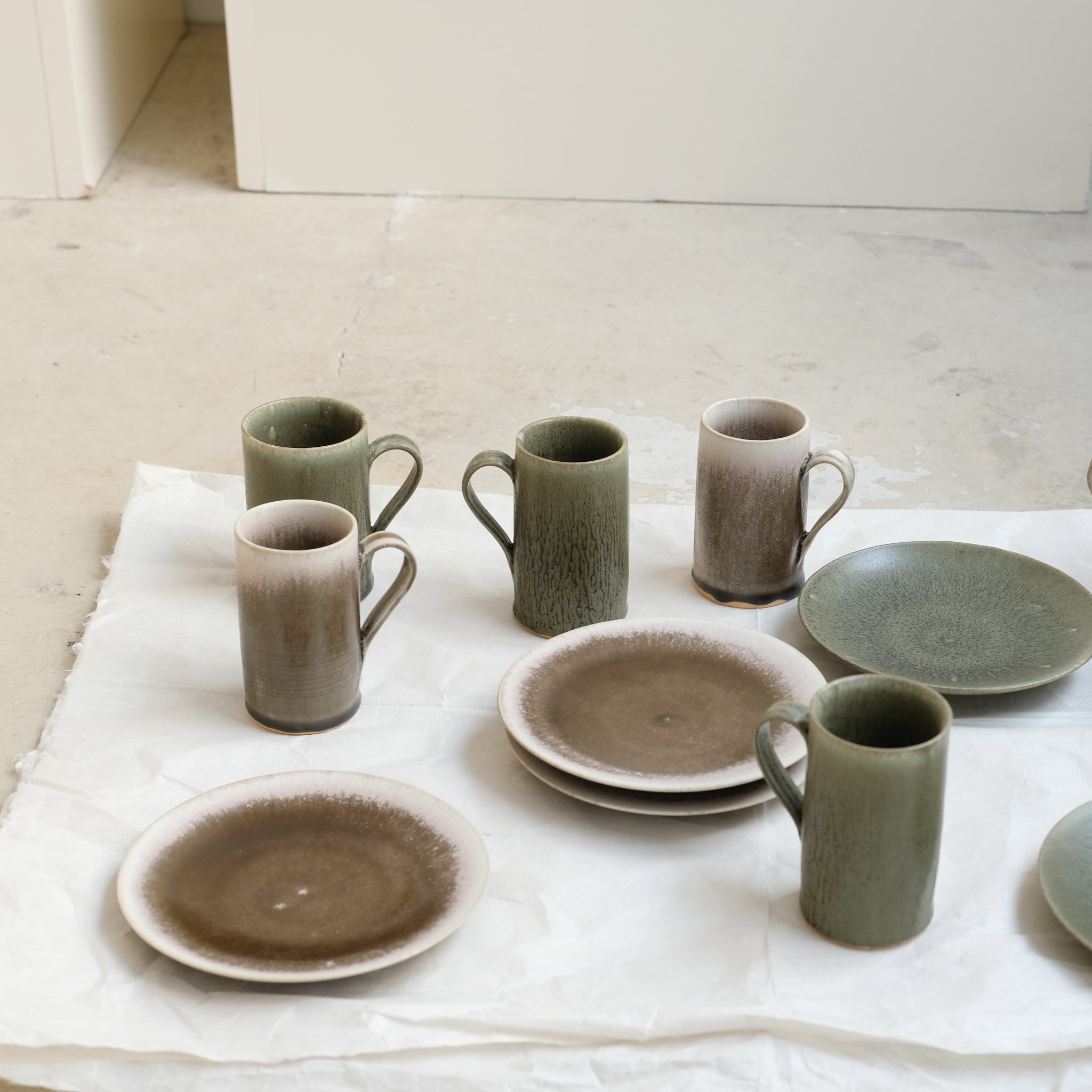 Assiette en grès D 15cm - sakura de Yuka Owada chez Brutal Ceramics