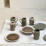 Mug en grès 150 ml - vert forêt de Yuka Owada chez Brutal Ceramics