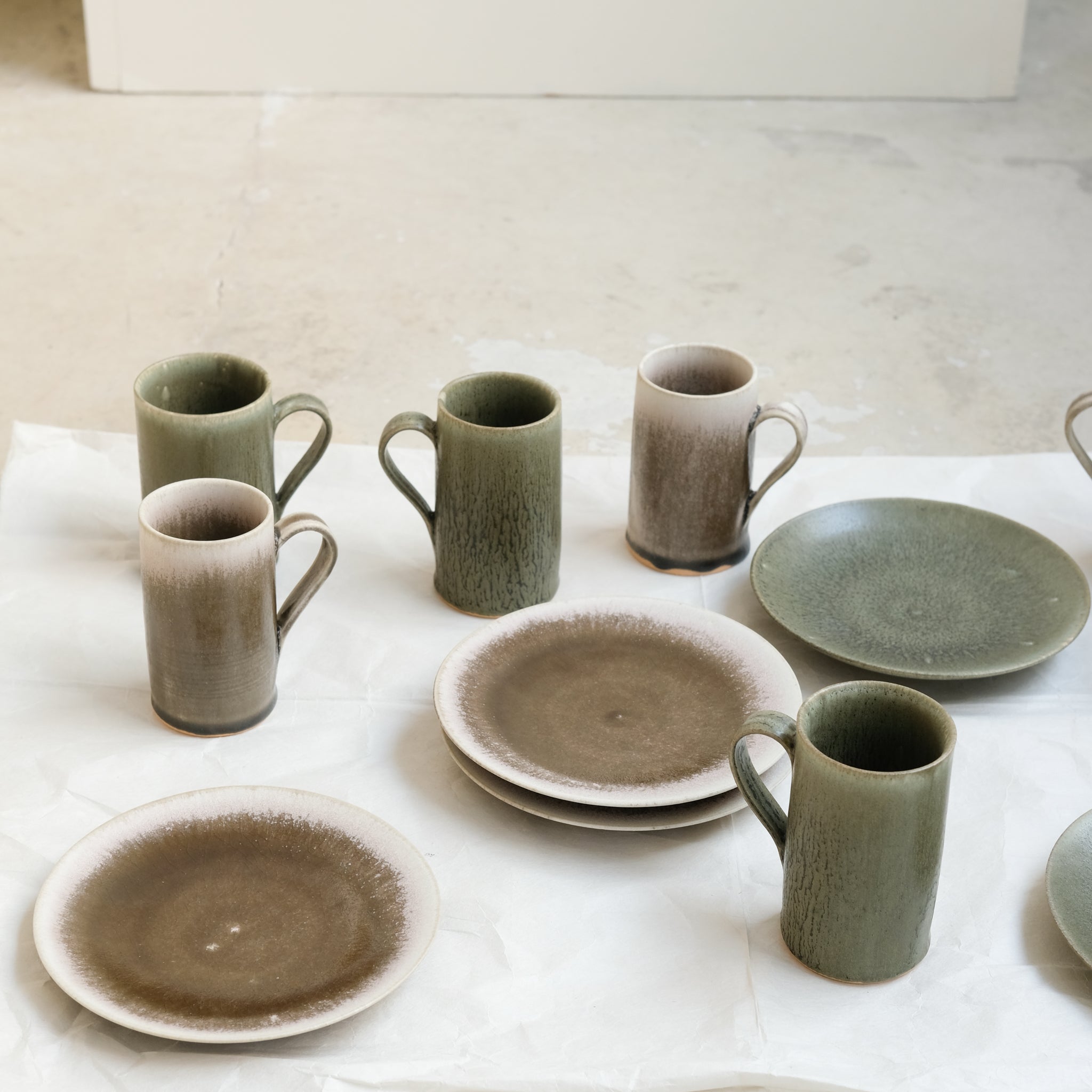 Assiette en grès D 15cm - vert fôret de Yuka Owada chez Brutal Ceramics