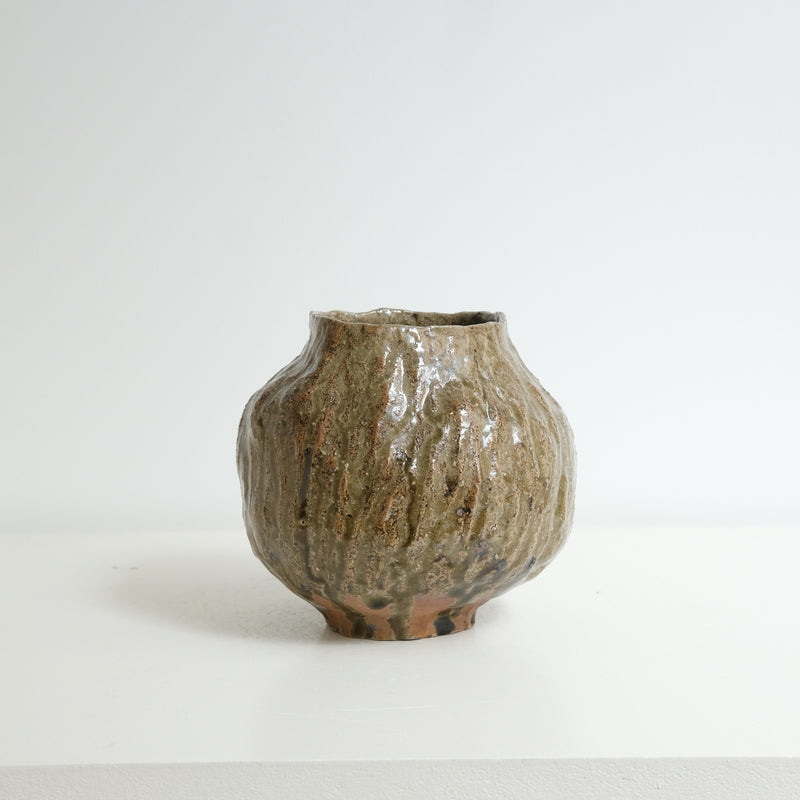 Vase en grès H 14,5cm cuisson bois - vert foncé brillant de Judith Lasry chez Brutal Ceramics