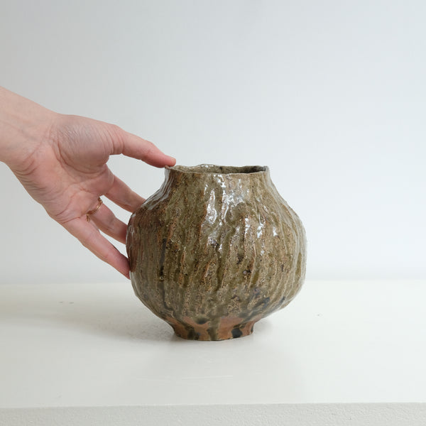 Vase en grès H 14,5cm cuisson bois - vert foncé brillant de Judith Lasry chez Brutal Ceramics