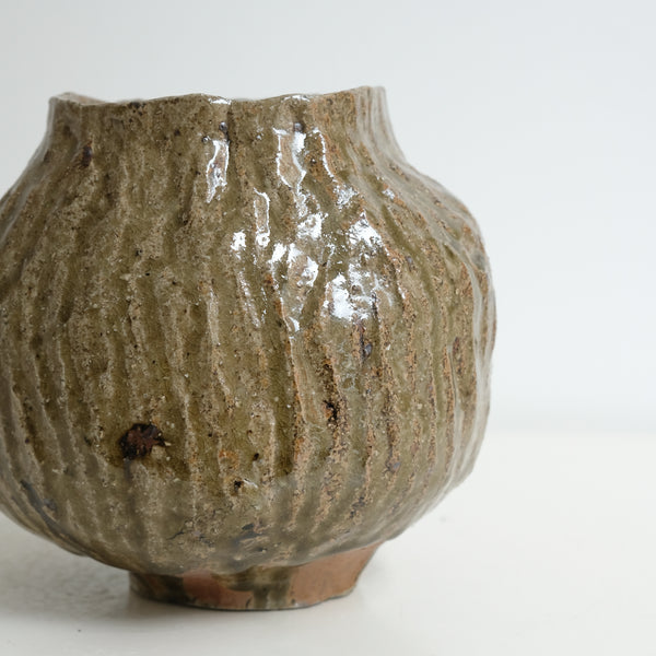 Vase en grès H 14,5cm cuisson bois - vert foncé brillant de Judith Lasry chez Brutal Ceramics