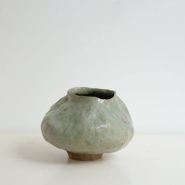 Vase en grès H 13 cm cuisson bois - vert clair satiné de Judith Lasry chez Brutal Ceramics