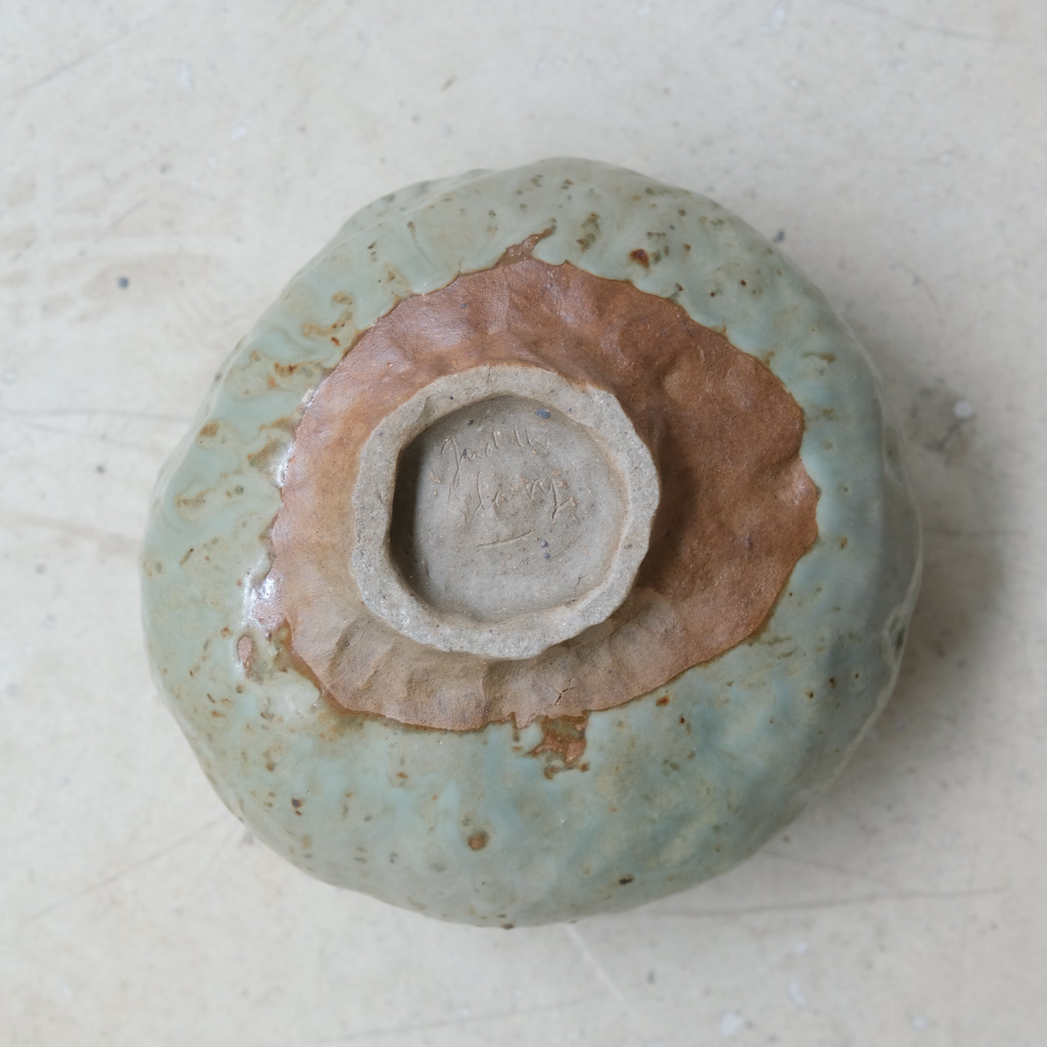 Vase en grès H 13 cm cuisson bois - vert clair satiné de Judith Lasry chez Brutal Ceramics