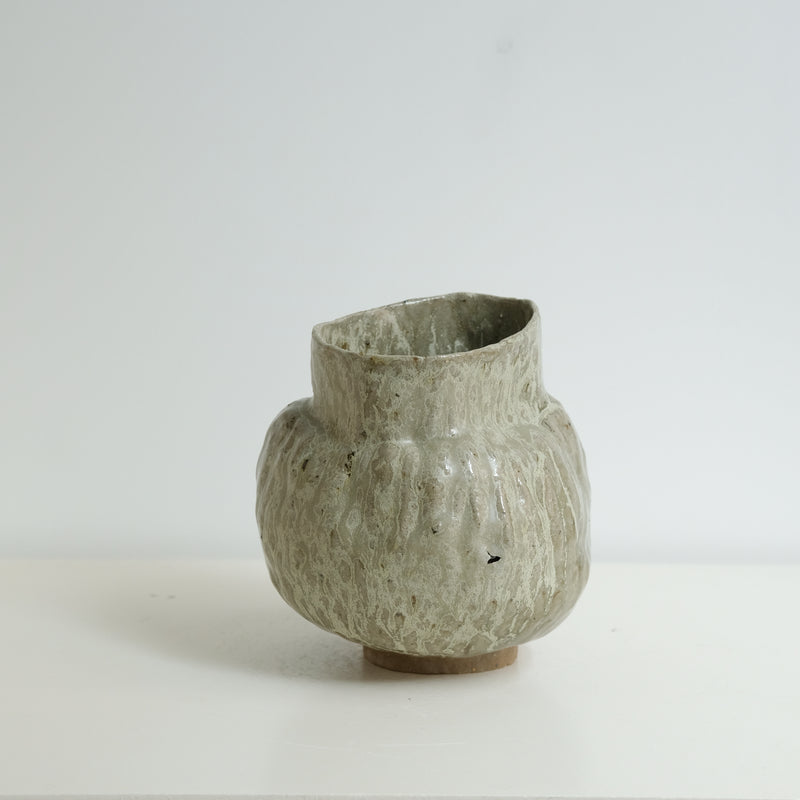 Vase en grès H 18cm cuisson bois - vert gris satiné de Judith Lasry chez Brutal Ceramics