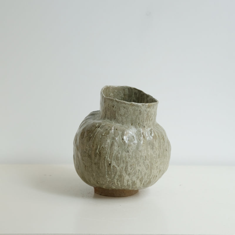 Vase en grès H 18cm cuisson bois - vert gris satiné de Judith Lasry chez Brutal Ceramics