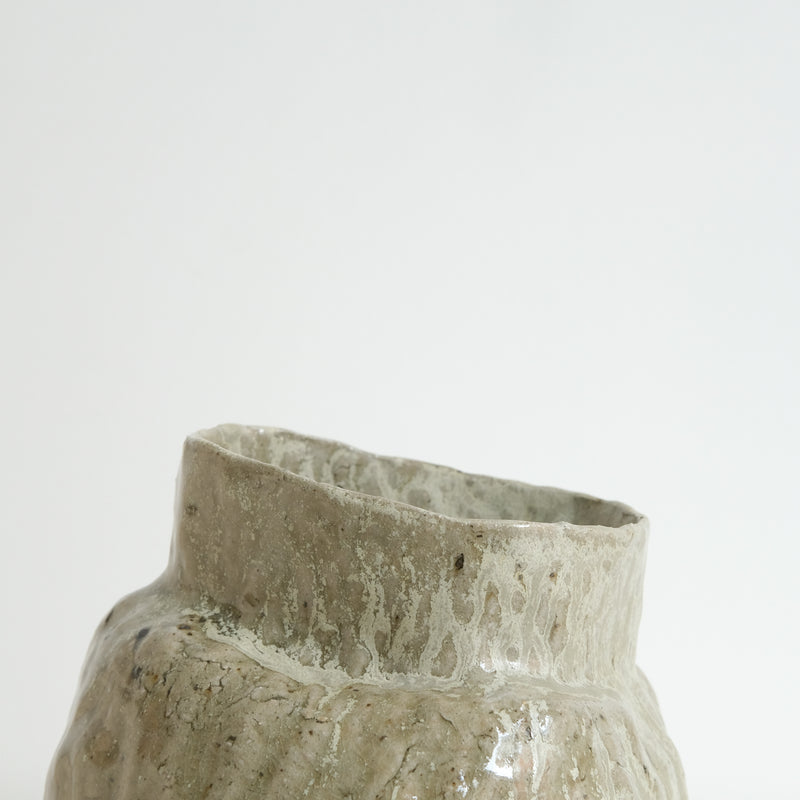 Vase en grès H 18cm cuisson bois - vert gris satiné de Judith Lasry chez Brutal Ceramics