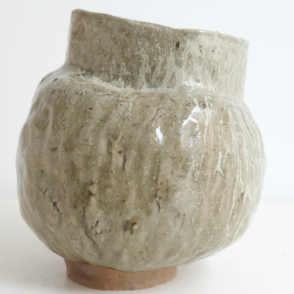Vase en grès H 18cm cuisson bois - vert gris satiné de Judith Lasry chez Brutal Ceramics