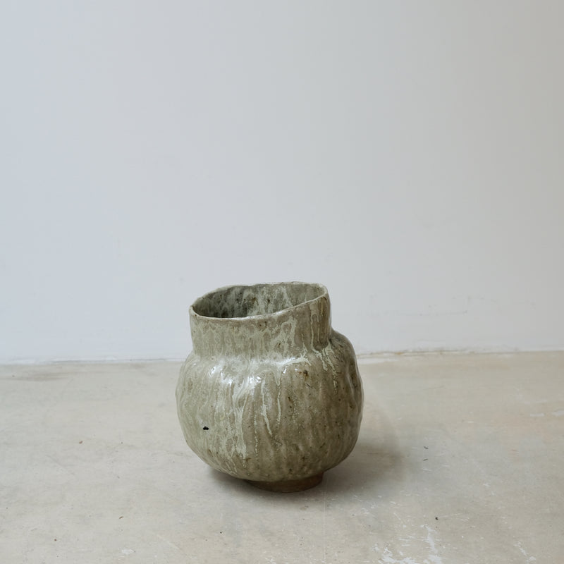 Vase en grès H 18cm cuisson bois - vert gris satiné de Judith Lasry chez Brutal Ceramics