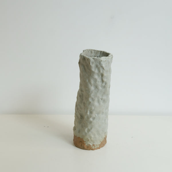 Vase 01 en grès H 24cm cuisson bois - Blanc gris de Judith Lasry chez Brutal Ceramics