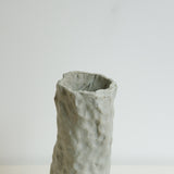 Vase 01 en grès H 24cm cuisson bois - Blanc gris de Judith Lasry chez Brutal Ceramics