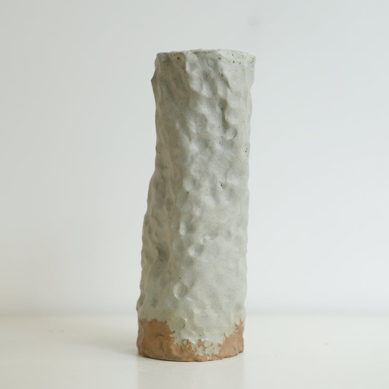 Vase 01 en grès H 24cm cuisson bois - Blanc gris de Judith Lasry chez Brutal Ceramics