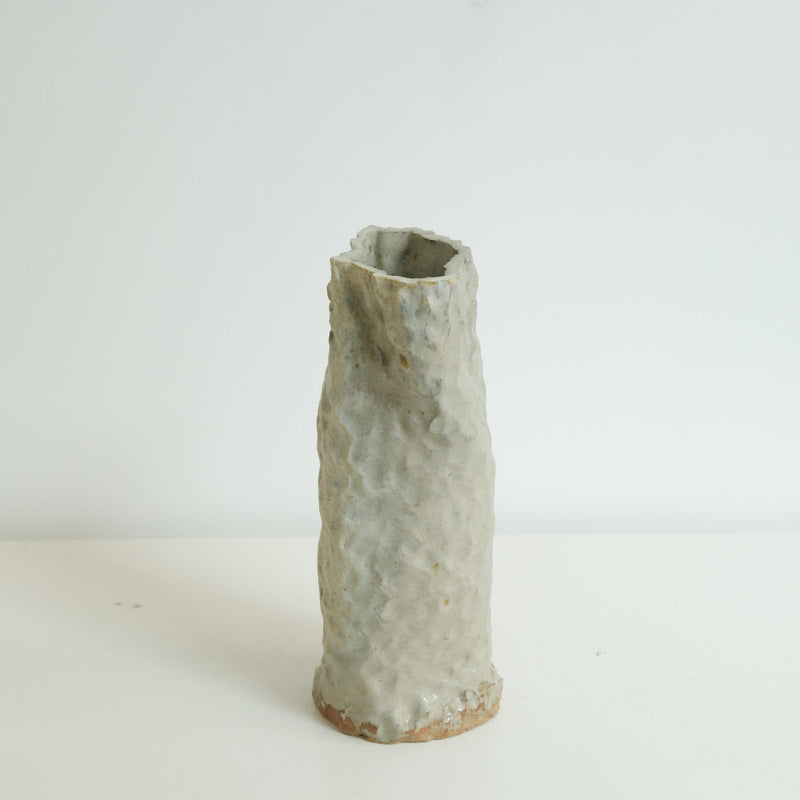 Vase 02 en grès H 22cm cuisson bois - Blanc gris de Judith Lasry chez Brutal Ceramics