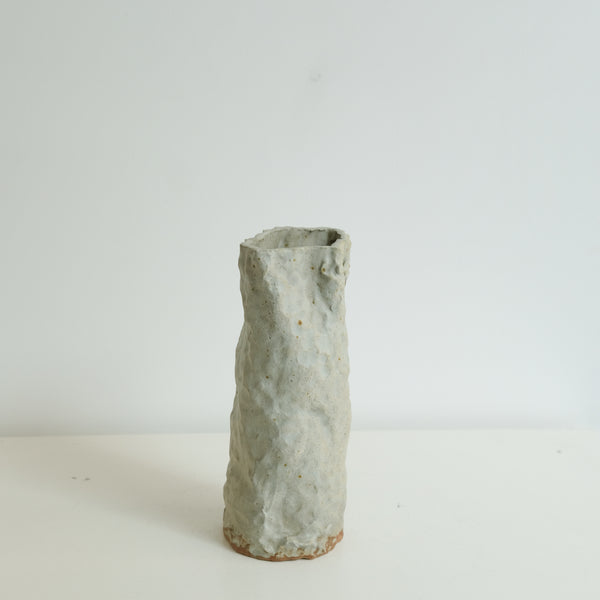Vase 02 en grès H 22cm cuisson bois - Blanc gris de Judith Lasry chez Brutal Ceramics