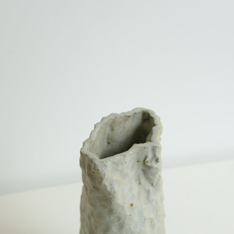 Vase 02 en grès H 22cm cuisson bois - Blanc gris de Judith Lasry chez Brutal Ceramics