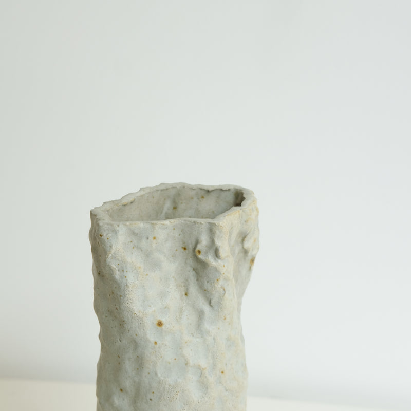 Vase 02 en grès H 22cm cuisson bois - Blanc gris de Judith Lasry chez Brutal Ceramics