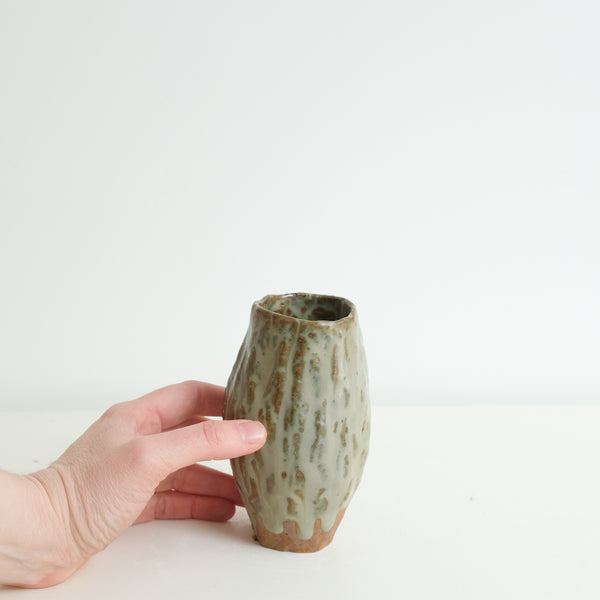 Vase 01 en grès H 13cm cuisson bois - brun et bleu de Judith Lasry chez Brutal Ceramics