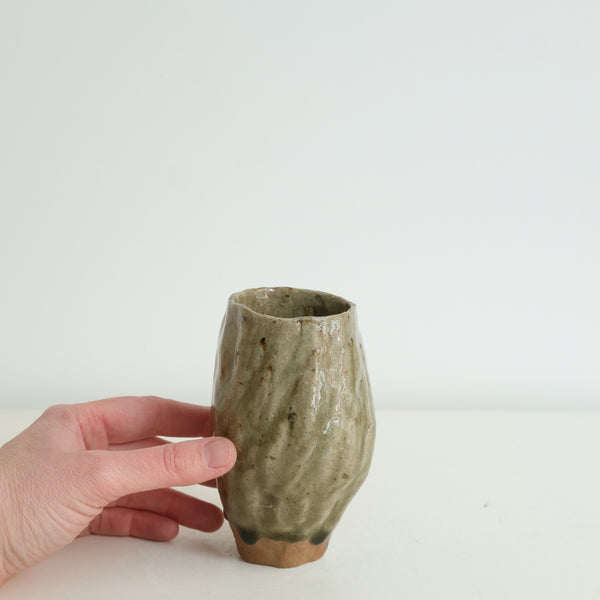 Vase 02 en grès H 11,5cm cuisson bois - vert brillant de Judith Lasry chez Brutal Ceramics