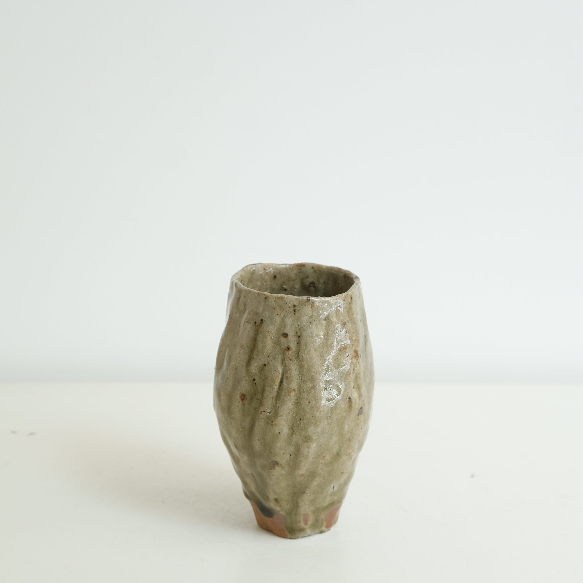 Vase 02 en grès H 11,5cm cuisson bois - vert brillant de Judith Lasry chez Brutal Ceramics