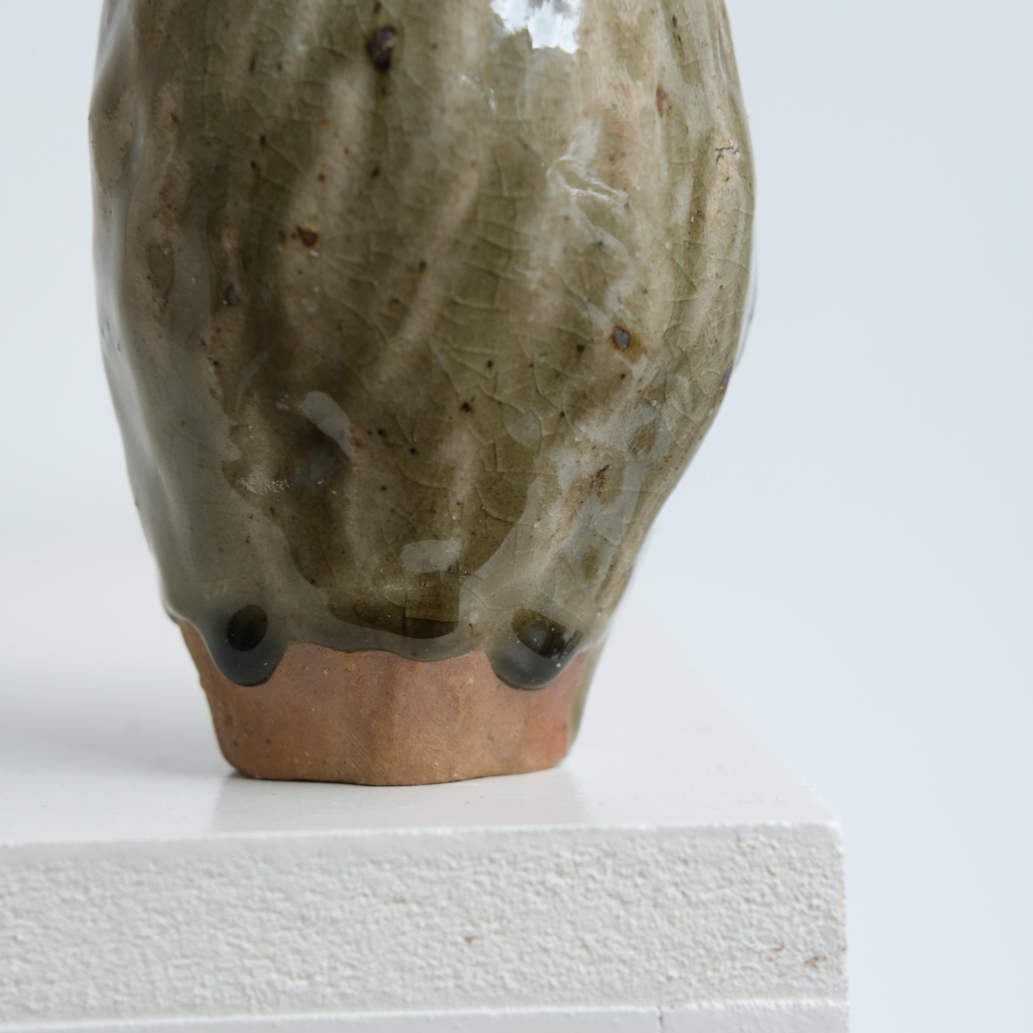 Vase 02 en grès H 11,5cm cuisson bois - vert brillant de Judith Lasry chez Brutal Ceramics
