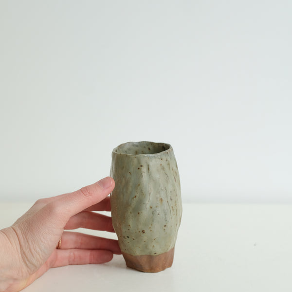 Vase 04 en grès H 12,5cm cuisson bois - vert gris mat de Judith Lasry chez Brutal Ceramics